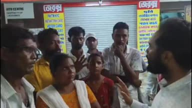 বোলপুর-শ্রীনিকেতন: অবৈধ আধার-ভোটার কার্ড তৈরির অভিযোগে বোলপুরে অনলাইন সেন্টারে তালা, বিক্ষোভ