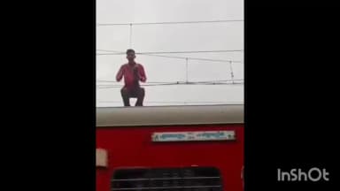 इटारसी: इटारसी रेलवे आउटर पर सी केबिन के पास ट्रेन की बोगी पर चढ़ा युवक, ओएचई लाइन से टकराया, हुआ जोरदार धमाका,वीडियो आया सामने