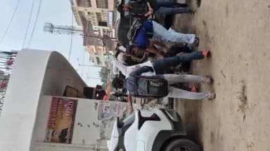 मुरैना नगर: जीवाजी गंज इलाके में छात्र के साथ की गई मारपीट वीडियो सोशल मीडिया पर वायरल ,पुलिस कर्मियों ने पीछा कर एक युवक को पकड़ा