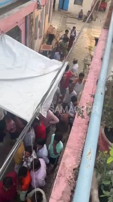 झांसी के पाल कॉलोनी में #6 साल की मासूम के साथ द@रिंदगी करने वाले आरोपी को स्थानीय लोगों ने पड़कर किया पुलिस के हवाले
मौके पर पहुंची पुलिस जांच में जुटी !
#timesamachar #jhansipolice