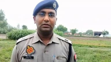 #Azamgarh: थाना पवई क्षेत्र के ग्राम हेवती में बुजुर्ग व उनके पोते का शव बरामद, सूचना पर सीओ फूलपुर, थाना पवई पुलिस व अपर पुलिस अधीक्षक (ग्रामीण) मौके पर पहुँचे, घटनास्थल का निरीक्षण, फॉरेंसिक टीम व डॉग स्क्वाड साक्ष्य संकलन में जुटे, अनावरण व गिरफ्तारी हेतु पुलिस टीमों का गठन कर कार्रवाई जारी, के संबंध में अपर पुलिस अधीक्षक ग्रामीण चिराग जैन की बाइट ।
@Uppolice
@adgzonevaranasi
@digazamgarh
@News18UP