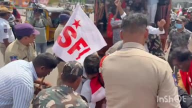 కరీంనగర్: తెలంగాణ చౌక్ లో వామపక్ష విద్యార్థి సంఘం ఆధ్వర్యంలో బంద్ ఉద్రిక్తత..సంఘం నాయకులను అరెస్టు చేసిన పోలీసులు