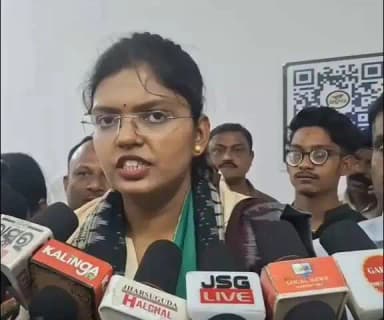 ଝାରସୁଗୁଡା: ପାଠ୍ୟପୁସ୍ତକ ତ୍ରୁଟିକୁ ନେଇ ଝାରସୁଗୁଡାରେ ବିଜେଡି-ବିଜୁ ଛାତ୍ର ଜନତା ଦଳର ବିକ୍ଷୋଭ