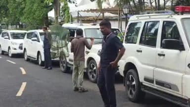 ಬೆಳಗಾವಿ: ಸಿಎಂ ತಂಗಿರುವ ಬೆಳಗಾವಿ ಪ್ರವಾಸಿ ಮಂದಿರ ಆವರಣದಲ್ಲಿ ನಾಯಿಗಳ ಕಾಟ ನಾಯಿ ಹಿಡಿಯಲು ಹರಸಾಹಸ