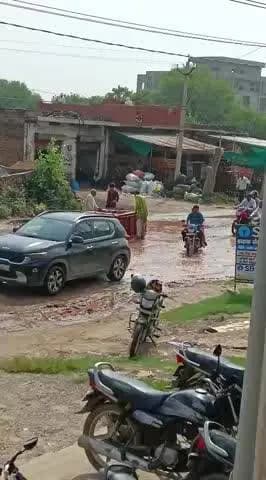 ##टेंपो पलटने से बाल बाल बच्चे टेंपो चालक और किसान गेहूं की बोरी हुई खराब अलवर रोड बानसूर राधा गोविंद होटल बानसूर@##