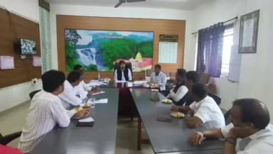 ಸೋಮವಾರಪೇಟೆ: ಎಸ್ಐಆರ್ ಮಾಹಿತಿ ಸಭೆ ಉಪವಿಭಾಗಾಧಿಕಾರಿ ನಿತಿನ್ ಚಕ್ಕಿ ಅವರ ಅಧ್ಯಕ್ಷತೆಯಲ್ಲಿ ತಾಲೂಕು ಕಚೇರಿಯಲ್ಲಿ ನಡೆಯಿತು.
