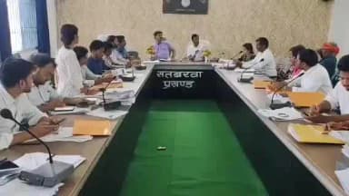 सतबरवा: सतबरवा प्रखंड क्षेत्र के प्रत्येक बूथ पर इन्यूमरेशन फार्म बांटे, डिजिटाइजेशन कार्य में भी लाएं तेजी: एआरओ