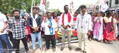 మరిపెడ: మరిపెడలో విద్యార్థుల బంద్.. ప్రభుత్వ పాఠశాలల సమస్యలపై ఆందోళన