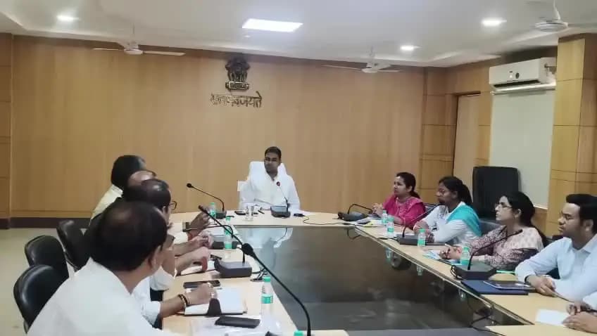 जिला स्तरीय परामर्शदात्री समिति की बैठक में विभिन्न अधिकारी -कर्मचारी संगठनों ने रखी समस्याएं व सुझाव