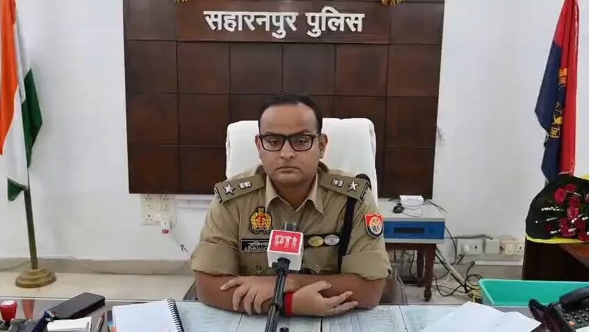 #SaharanpurPolice
#बाईट
➡️सहारनपुर पुलिस द्वारा श्रावण मास में आगामी कांवड़ यात्रा-2026 के दृष्टिगत कांवड़ यात्रा को सुरक्षित और सुव्यवस्थित ढंग से संपन्न कराने के लिए व्यापक तैयारियां की गई हैं। इसके तहत कांवड़ संघों और शिविर संचालकों से समन्वय स्थापित कर उनकी समस्याओं का समाधान किया गया है, साथ ही लटकते बिजली के तारों और जर्जर सड़कों को दुरुस्त करने के लिए संबंधित विभागों से संपर्क किया गया है। यात्रा मार्ग की सुरक्षा के लिए पूरे रूट पर 37 अस्थाई चौकियां (मिनी थाने) बनाई जा रही हैं, जो सीसीटीवी कैमरों और लाउडहेलर सिस्टम से लैस होंगी। सुरक्षा को और पुख्ता करने के लिए पूरे मार्ग को छोटे सेक्टर्स में बांटकर मोबाइल पार्टियां तैनात की जाएंगी, ड्रोन कैमरों से निगरानी रखी जाएगी और शिवालयों में महिला कांस्टेबल्स व 112 पीआरवी का वैज्ञानिक तरीके से डिप्लॉयमेंट किया गया है।
➡️यातायात प्रबंधन के लिए पड़ोसी जनपदों के अधिकारियों के साथ बैठक कर ट्रैफिक डायवर्जन प्लान तैयार किया गया है। इस बार विशेष रूप से नव-निर्मित दिल्ली-देहरादून एक्सप्रेसवे पर कांवड़ियों का मूवमेंट पूरी तरह प्रतिबंधित रहेगा, क्योंकि तेज रफ्तार वाहनों के कारण सुरक्षा के लिहाज से इसका उपयोग केवल सामान्य ट्रैफिक डायवर्जन के लिए किया जाना है। पुलिस प्रशासन ने सभी कांवड़ियों से अपील की है कि वे एक्सप्रेसवे मार्ग का उपयोग न करें और डीजे व झांकियों के लिए निर्धारित सरकारी मानकों का पालन करें, ताकि इस वर्ष की कांवड़ यात्रा को पूरी तरह से घटना और दुर्घटना रहित (इंसिडेंट फ्री) संपन्न कराया जा सके।
➡️जिसके सम्बन्ध में #SSP_सहारनपुर द्वारा दी गई #बाईट।
@Uppolice
@adgzonemeerut
@digsaharanpur