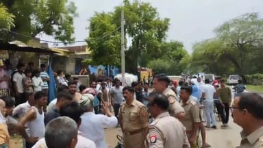 महावन: कस्बा राया में स्कूल बस ने ट्रैक्टर ट्राली को मारी टक्कर, ट्रॉली पलटी, दर्जनों घायल, दो महिलाओं की मौत
