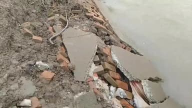 সন্দেশখালি ১: ভারী বৃষ্টিতে সন্দেশখালের খুলনা এলাকায় নদী বাঁধে ধস আতঙ্কিত গ্রামবাসী
