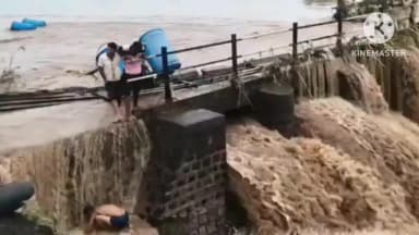 आंबेगाव: घोडनदीच्या पुरात तरुणांची जीवघेणी स्टंटबाजी..