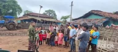 कोरची: दुर्गम प्रतापगड-एडजालमध्ये पोलिसांची ग्रामभेट; व्यसनमुक्ती, आपत्ती व्यवस्थापन व कृषी मेळाव्याबाबत जनजागृती
