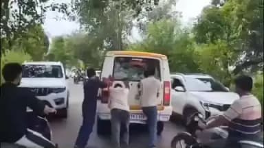 शामली: शामली के थाना आदर्श मंडी के बाहर सरकारी पुलिस वाहन को धक्का मारते लोगों का वीडियो हुआ वायरल
