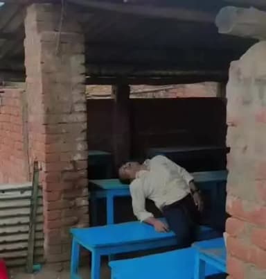 धनघटा: धनघटा चौराहे पर एक चाय की दुकान पर अज्ञात कारणों से एक व्यक्ति की मौत