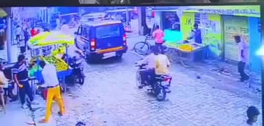 निघासन: रकेहटी चौराहे पर चलती पुलिस जीप से कूदा गोकशी का आरोपी, दौड़ाकर फिर दबोचा गया; CCTV में कैद हुई घटना, वीडियो वायरल
