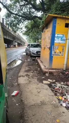 yaha market bhi hai
or yaha coaching centre hai