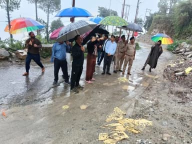 टिहरी: नई टिहरी में भारी बारिश के बाद तीन परिवारों को सुरक्षा के लिए सुरक्षित स्थान पर स्थानांतरित किया गया