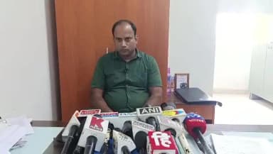 नौगढ़: मेडिकल कॉलेज के कम्युनिटी मेडिसिन विभाग के डॉ. नौशाद आलम ने डॉ. हसमतुल्लाह पर फर्जी डिग्री से नौकरी लेने का लगाया आरोप