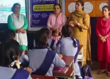 सोलन: परवाणू में छात्राओं को सर्वाइकल कैंसर और स्वच्छता के प्रति जागरूक किया गया