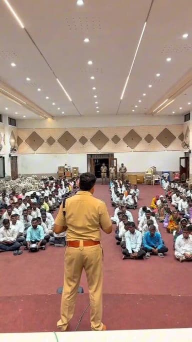 🚨 आषाढी वारी २०२६ | सुरक्षित वारी, स्मार्ट वारी 🙏
आषाढी वारी शांततेत, सुरक्षित वातावरणात आणि शिस्तबद्ध पद्धतीने पार पडावी, यासाठी जिल्हा पोलीस प्रशासन सज्ज आहे.
माननीय पोलीस अधीक्षक अतुल कुलकर्णी यांनी गुन्हेगारांना स्पष्ट इशारा दिला आहे की, वारीदरम्यान कोणत्याही प्रकारचे अनुचित कृत्य, कायदा व सुव्यवस्थेला बाधा आणणारी कृती किंवा भाविकांच्या सुरक्षेला धोका निर्माण करणारा प्रकार खपवून घेतला जाणार नाही. अशा व्यक्तींवर तात्काळ गुन्हे दाखल करून कठोर कायदेशीर कारवाई करण्यात येईल.
आपल्या सहकार्यामुळेच वारी अधिक सुरक्षित आणि यशस्वी होईल.
#AshadhiWari2026 #SafeWari #SmartWari #Pandharpur #MaharashtraPolice SolapurRuralPolice LawAndOrder PublicSafety Wari2026 PoliceAlert PandharpurWari
