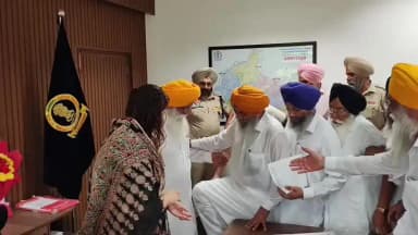 ਅੰਮ੍ਰਿਤਸਰ 2: ਏਡੀਸੀ ਪਲਵੀ ਸ਼ਰਮਾ ਨੂੰ ਐਸਜੀਪੀਸੀ ਦੇ ਮੁਲਾਜ਼ਮਾਂ ਵੱਲੋਂ ਪਹੁੰਚ ਕੇ ਡੀਸੀ ਦਫਤਰ ਦੇ ਵਿੱਚ ਜਾ ਕੇ ਦਿੱਤਾ ਮੰਗ ਪੱਤਰ