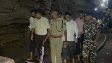 गुप्ताधाम में श्रावणी मेले को लेकर जिला पदाधिकारी, रोहतास श्री दीपक कुमार मिश्र ने गुप्ताधाम का स्थलीय निरीक्षण कर व्यवस्थाओं का जायजा लिया। जिला पदाधिकारी ने गुफा में पर्याप्त ऑक्सीजन की व्यवस्था, बैरिकेडिंग, पुलिस बल, दंडाधिकारी व स्वयंसेवकों की तैनाती के साथ हेल्पडेस्क, कंट्रोल रूम, मेडिकल कैंप, एम्बुलेंस, पेयजल, शौचालय, साफ-सफाई और वाहनों के प्रवेश को लेकर संबंधित अधिकारियों को निर्देश दिए। इस दौरान पुलिस अधीक्षक रौशन कुमार, वन प्रमंडल पदाधिकारी स्टालिन फिडल कुमार के एवं गुप्ताधाम कमिटी के सदस्य एवं वरीय अधिकारी मौजूद थे।
#IPRD
#PublicService
Information & Public Relations Department, Government of Bihar
Department of Tourism, Government of Bihar