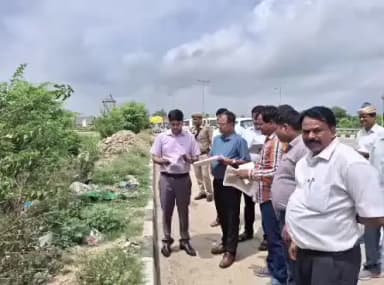 मऊ: जिलाधिकारी ने जून माह के उच्च मूल्य के तीन बैनामों का किया स्थलीय परीक्षण, एक प्रकरण में जांच के लिए दिए निर्देश