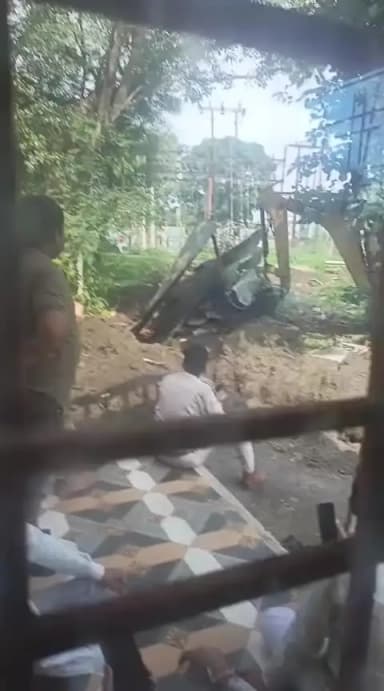 पगड़ी बंगले पर भैरू महाराज का मंदिर तोड़ दिया है जेसीबी से अधिकारी लोगों ने तुड़वाया है प्रवीण सिंह भिलाला जी सर ने राम