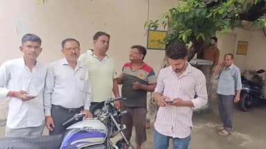 कासगंज: अधिक बिजली बिल और लोड वृद्धि का आरोप लगाकर उपभोक्ता प्रभु पार्क बिजली घर पहुंचे, किया प्रदर्शन
