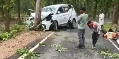 चिनिया: डंडई: छत्तीसगढ़ के जंगल में श्रद्धालुओं की कार पेड़ से टकराई, चिनिया के कई लोग घायल होने की सूचना ।