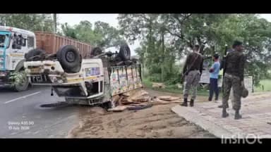 बौंसी: बौंसी-हंसडीहा मार्ग पर अनियंत्रित पिकअप पलटी, चालक-खलासी बाल-बाल बचे