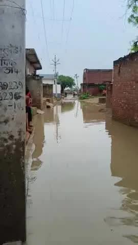Semra atikabad jila Firozabad Uttar pradesh
mere ghar ke samne sadak pe pani hamesa se bhara raheta hai