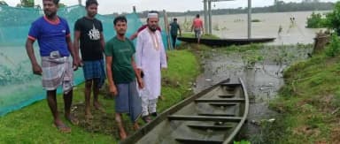 কৈলাশহর: কৈলাসহর কেন্দ্রের বিধায়ক বন্যায় কবলিত লোকেদের মধ্যে তিনটি নৌকা দান করেন