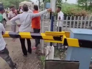 सारंगपुर: सारंगपुरमे स्कूली बच्चों के साथ मौत का खेल रेल्वे गेट में फसी वेन हो सकता था बड़ा हादसा , एसडीएम बोले कार्यवाही करेंगे