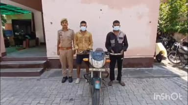 हापुड़: सोटावाली तिराहे के पास पुलिस ने चेकिंग के दौरान दो वाहन चोरों को किया गिरफ्तार, चोरी की 1 बाइक और 2 चाकू बरामद