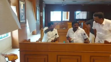 புதுக்கோட்டை: அதிகாரிகளுடன் கடும் வாக்குவாதத்தில் ஈடுபட்ட அதிமுக மாவட்ட செயலாளர் பழனிவேல் மாநகராட்சியில் எம் ஜி ஆர் ஜெயலலிதா போட்டோ வைக்காததால் வாக்குவாதம்