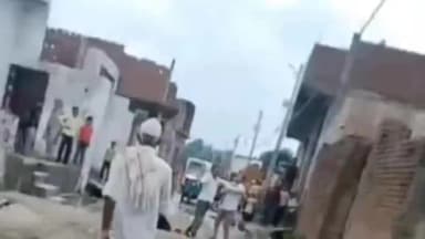 हसनपुर: दूसरी शादी करने वाले पति ने पहली पत्नी को रहरा में बीच चौराहे पर लात-घूंसों से बेरहमी से पीटा, वीडियो हुआ वायरल