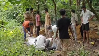 हसनगंज: हसनगंज निवासी युवक की सड़क हादसे में हुई मौत, हाई कोर्ट के आदेश पर एसडीएम और CO की मौजूदगी में कब्र से निकाला गया शव