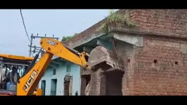 बेलछी: बेलछी में अतिक्रमणकारियों पर चला प्रशासन का बुलडोजर दर्जनों मकान तोड़े गए