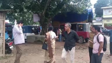 কৈলাশহর: কৈলাসহরের পাইতুরবাজার চৌমনিতে এবার যানজট মুক্তি মোটর স্ট্যান্ডার স্থানান্তরিত হচ্ছে ইন্দিরা গান্ধীর মর্মর মূর্তি