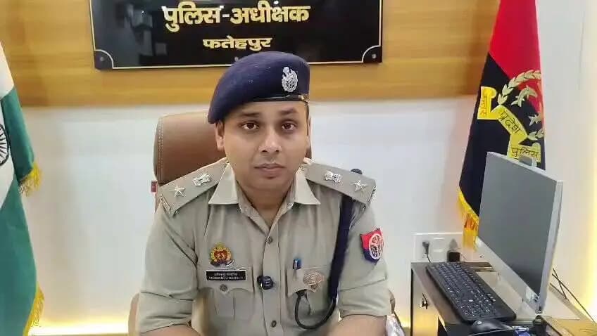 कल देर रात्रि थाना किशनपुर में एक घटना कारित हुई थी, जिसमें एक पक्ष जो चंदन यादव पक्ष है... चंदन यादव शाम को जब अपनी गाड़ी से वहां से जा रहा था और पुलिस ने चेकिंग के दौरान उसकी गाड़ी में हूटर पाया। हूटर पाने के उपरांत उस गाड़ी को सीज किया गया।
उसके द्वारा फिर अपनी दूसरी गाड़ी खागा थाना क्षेत्र से बुलाई गई। इसी दौरान उसके दिमाग में यह भ्रम पैदा हुआ कि जो गाड़ी सीज की गई है, वह वहीं के जो स्थानीय एक रवि तिवारी हैं, उनके कहने पर गाड़ी सीज करी गई थी। इसी बात को लेकर देर रात्रि दोनों ही पक्षों में वाद-विवाद हुआ। रवि तिवारी के भाई जो आशीष तिवारी हैं, उनकी एक सरिए की दुकान है वहां पर। आशीष तिवारी के साथ वहां पर दोनों पक्षों में गहमागहमी के बाद मारपीट हुई। आशीष तिवारी के द्वारा यह उसमें आरोप लगाए गए थे कि उनकी दुकान में जो चंदन यादव पक्ष है, वह चढ़कर आया। चढ़कर आने के बाद उन्होंने उनकी दुकान में लूटपाट करी और फिर वहां से उनको गाड़ी में धकेल कर उनको आगे ले गए और उनके साथ मारपीट करी।
पूरे ही प्रकरण की अभी जांच कर ली गई है। सीओ जो खागा हैं, वह वहां पर जाकर खुद ही सीसीटीवी कैमरे और जो स्थानीय लोग हैं, उनसे पूछताछ की गई है। पूछताछ में यह बात निकलकर आई है कि दोनों में मारपीट हुई थी, अभी तक लूट के कोई भी पुष्टिकारक साक्ष्य वहां पर नहीं मिले हैं। आसपास की सीसीटीवी फुटेज भी देखी जा रही है। मुकदमा इसमें पंजीकृत कर लिया गया है। कुछ लोगों को, इसमें संदिग्धों को हिरासत में भी लिया गया है। साक्ष्यों के आधार पर इसमें अग्रिम विधिक कार्रवाई की जाएगी, के संबंध में #spfhr की बाइट।
#uppolice
