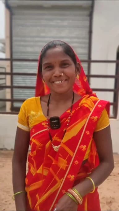"महतारी सदन बनने से हमें अपनी आजीविका गतिविधियों को एक नई पहचान मिली है। अब हम सभी महिला स्व-सहायता समूह एक ही स्थान पर बैठकर योजना बनाते हैं, प्रशिक्षण लेते हैं और अपने व्यवसाय को आगे बढ़ाने के लिए मिलकर निर्णय लेते हैं। सिलाई कार्य से मैं प्रतिमाह 3 हजार रुपये से अधिक की आय अर्जित कर रही हूँ। सामाजिक कार्यक्रमों के लिए गैस चूल्हा, टेंट सामग्री और अन्य संसाधन उपलब्ध कराकर भी हमारी आय बढ़ रही है। इस सर्वसुविधायुक्त महतारी सदन के लिए हम माननीय मुख्यमंत्री श्री विष्णुदेव साय जी का हृदय से धन्यवाद करते हैं। यह भवन हम महिलाओं के आत्मनिर्भर और सशक्त भविष्य की मजबूत नींव बन गया है।"
— श्रीमती सत्या दीवान, महिला स्व-सहायता समूह, ग्राम पाटशिवनी, विकासखंड छुरा, जिला गरियाबंद।