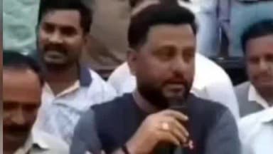 ಹಾಸನ: ನಗರದ ಎಸ್ಎಮ್ ಕೆ ನಗರದಲ್ಲಿ ವಿದ್ಯುತ್ ಸಮಸ್ಯೆ ಪರಿಹಾರಕ್ಕೆ ಆಗ್ರಹಿಸಿ ಸ್ಥಳೀಯ ನಿವಾಸಿಗಳ ಪ್ರತಿಭಟನೆ