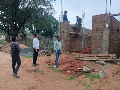 जनपद पंचायत गौरेला के मुख्य कार्यपालन अधिकारी ने गुरुवार को ग्राम पंचायत जोगीसार का दौरा कर प्रधानमंत्री आवास योजना के अंतर्गत निर्माणाधीन आवासों का निरीक्षण किया। निरीक्षण के दौरान उन्होंने हितग्राहियों एवं संबंधित अधिकारियों को सभी निर्माणाधीन आवासों को शीघ्र पूर्ण कराने के सख्त निर्देश दिए।
#प्रधानमंत्री_आवास_योजना