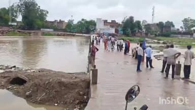 शाहगढ़: शाहगढ़ में तेज हवाओं के साथ जमकर हुई बारिश, जलभराव से बड़ी परेशानी ।