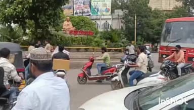 लातूर: गांधी चौकात भररस्त्यात राडा; बस अडवून शिवीगाळ करणाऱ्या व्यक्तीला प्रवाशांसमोर मारहाण
वाहतूक ठप्प, नागरिकांमध्ये खळबळ