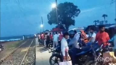 बाराहाट: बारिश के बाद रेलवे अंडरपास हुआ जलमग्न, जान जोखिम में डाल ट्रैक पार कर रहे लोग