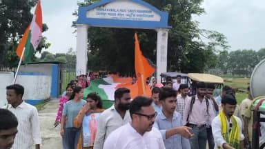 চোপড়া: চোপড়া কলেজে ABVP-র পতাকা পোড়ানোর অভিযোগ, জাতীয় পতাকা হাতে নিয়ে বন্দেমাতরাম যাত্রা